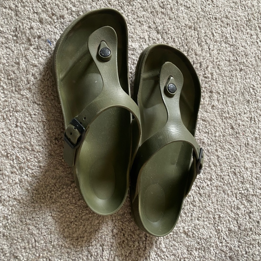 Birkenstock Gizeh EVA in Khaki size 8-8.5 women’s USA/ size 38 EU